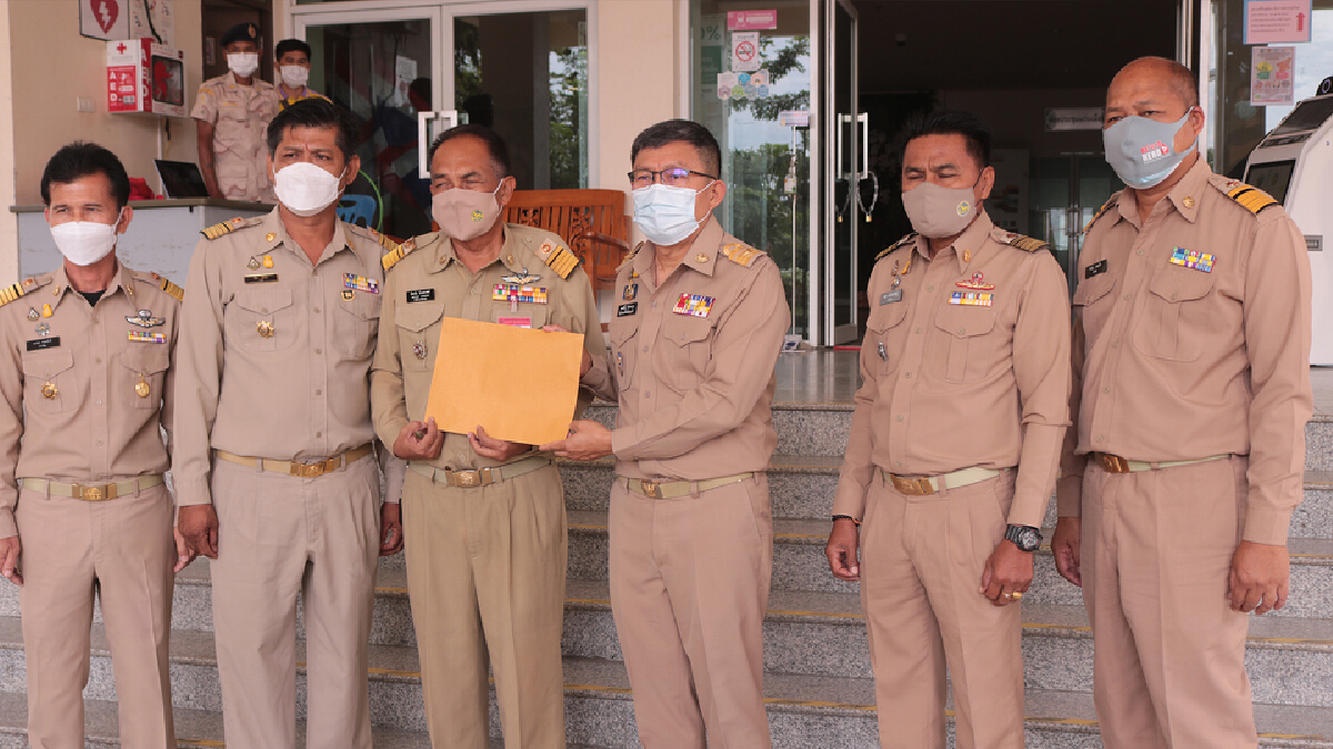 กำนันผู้ใหญ่บ้านยืนหนังสือเอาผิดคลับเฮาส์ TOXIC เหยียดคนอีสาน กำนันผู้ใหญ่บ้านยืนหนังสือเอาผิดคลับเฮาส์ TOXIC เหยียดคนอีสาน