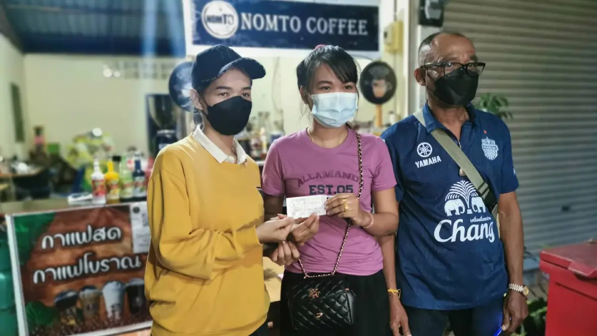 สาวโพสต์ขายลอตเตอรี่แทนผู้ป่วยติดเตียง เพื่อนช่วยซื้อถูกรางวัลที่ 1