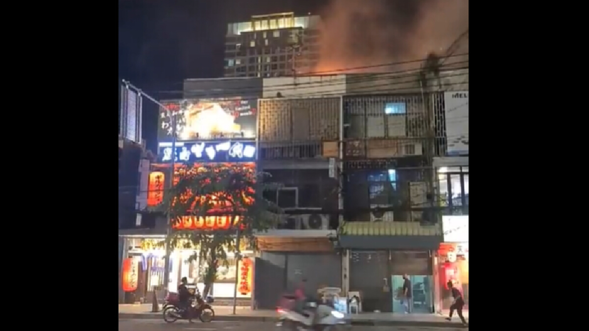 ระทึก! ไฟไหม้ร้านโคซิแร ปิ้งย่างเกาหลีชื่อดังทองหล่อ ระทึก! ไฟไหม้ร้านโคซิแร ปิ้งย่างเกาหลีชื่อดังทองหล่อ