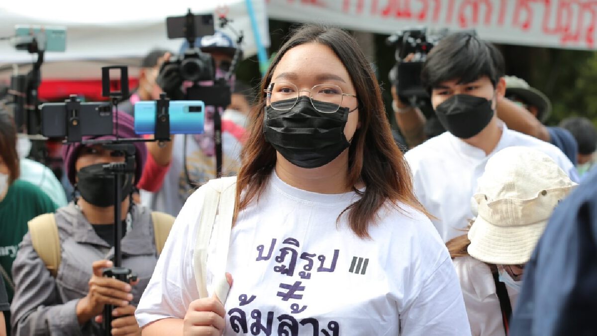 "รุ้ง ปนัสยา" ลั่นไม่มีเจตนาล้มล้างการปกครอง ซัดศาล รธน.ขวางปฏิรูป "รุ้ง ปนัสยา" ลั่นไม่มีเจตนาล้มล้างการปกครอง ซัดศาล รธน.ขวางปฏิรูป