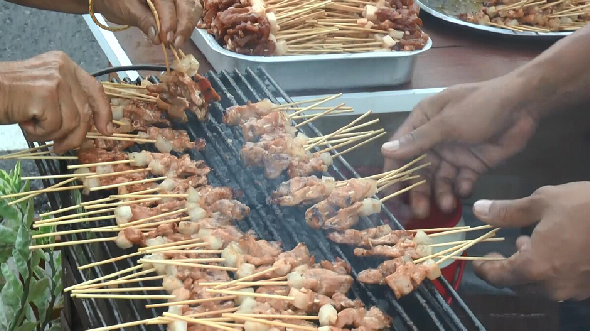 หมูปิ้งป้าเล็ก ป้าน้อยสวน 200 ปี ไม้ละ 5 สลึง หมูปิ้งป้าเล็ก ป้าน้อยสวน 200 ปี ไม้ละ 5 สลึง