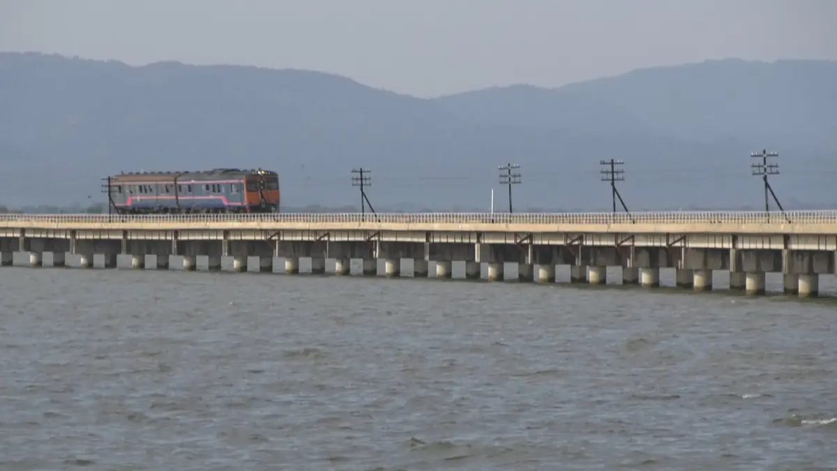 นักท่องเที่ยวแห่ชมสะพานรถไฟลอยน้ำเขื่อนป่าสักชลสิทธิ์