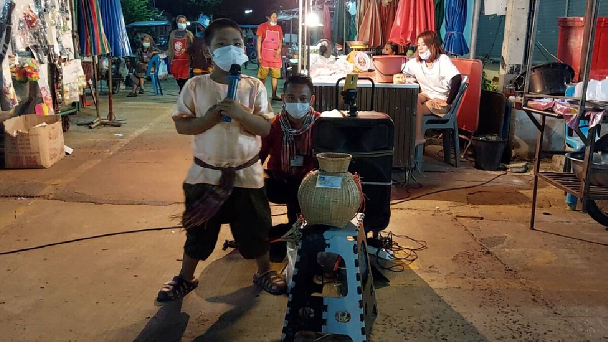 เด็กป.2 ร้องเพลงช่วยพ่อนักดนตรีหารายได้หลังโควิดระบาดไม่มีงานแสดง เด็กป.2 ร้องเพลงช่วยพ่อนักดนตรีหารายได้หลังโควิดระบาดไม่มีงานแสดง