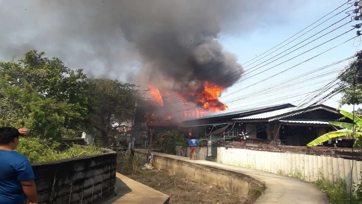 ไฟไหม้บ้านคลอกย่ากับหลานเสียชีวิตคากองเพลิง