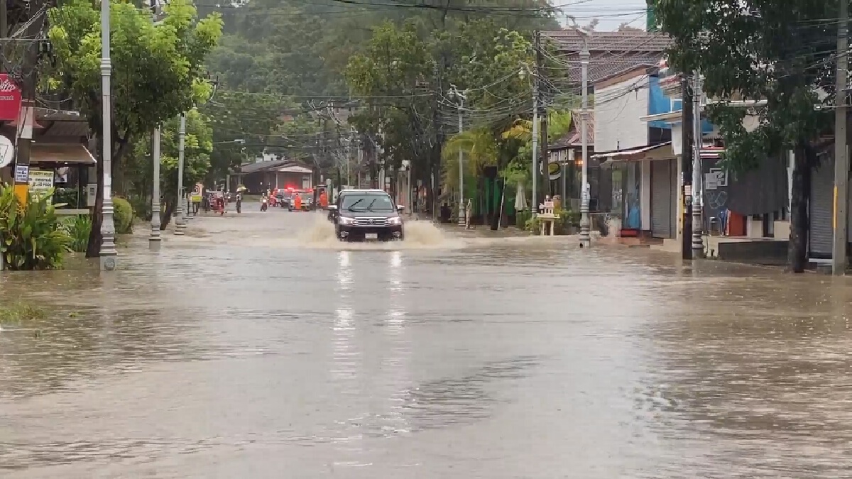 ฝนกระหน่ำเกาะสมุย! น้ำระบายไม่ทันท่วมถนนหลายจุด