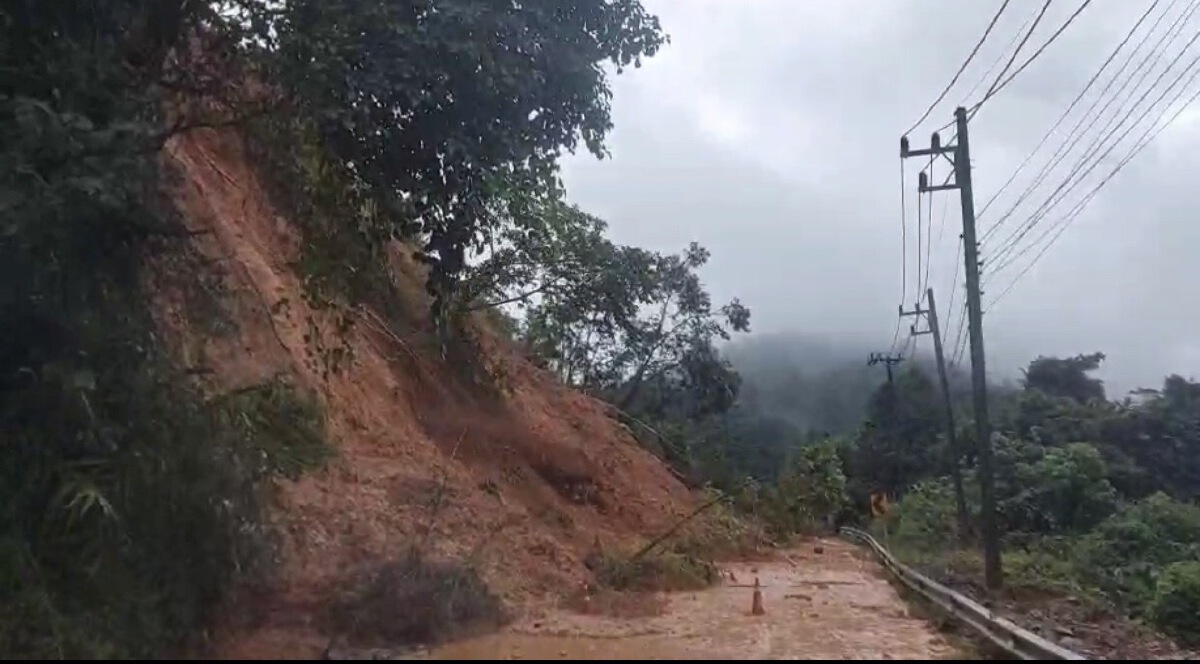 ดินสไลด์ปิดถนนแม่สอด-อุ้มผางรถติดนับ100คัน