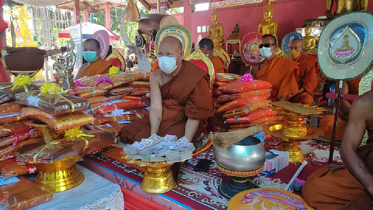 ทอดกฐินได้ปัจจัยกว่าล้านบาทหวั่นโจรปล้นต้องนำไปฝากตู้เซฟตำรวจ