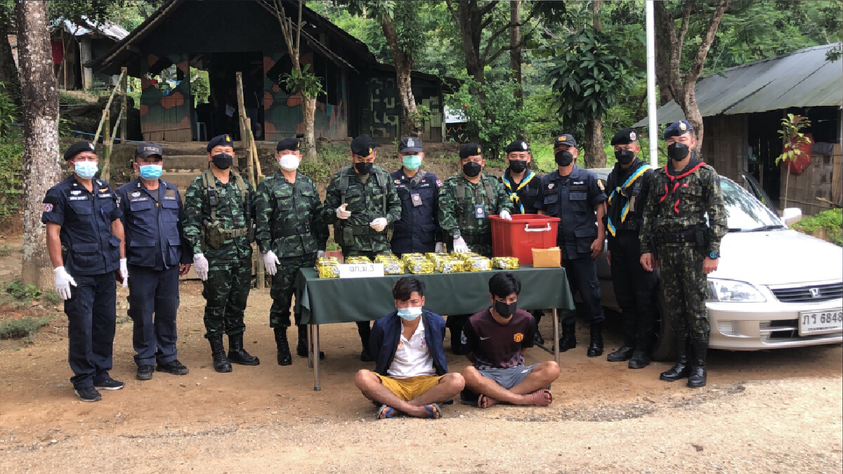 ทหารกองกำลังผาเมือง-จับ2หนุ่มลักลอบขนยาไอซ์25กก. ทหารกองกำลังผาเมือง-จับ2หนุ่มลักลอบขนยาไอซ์25กก.