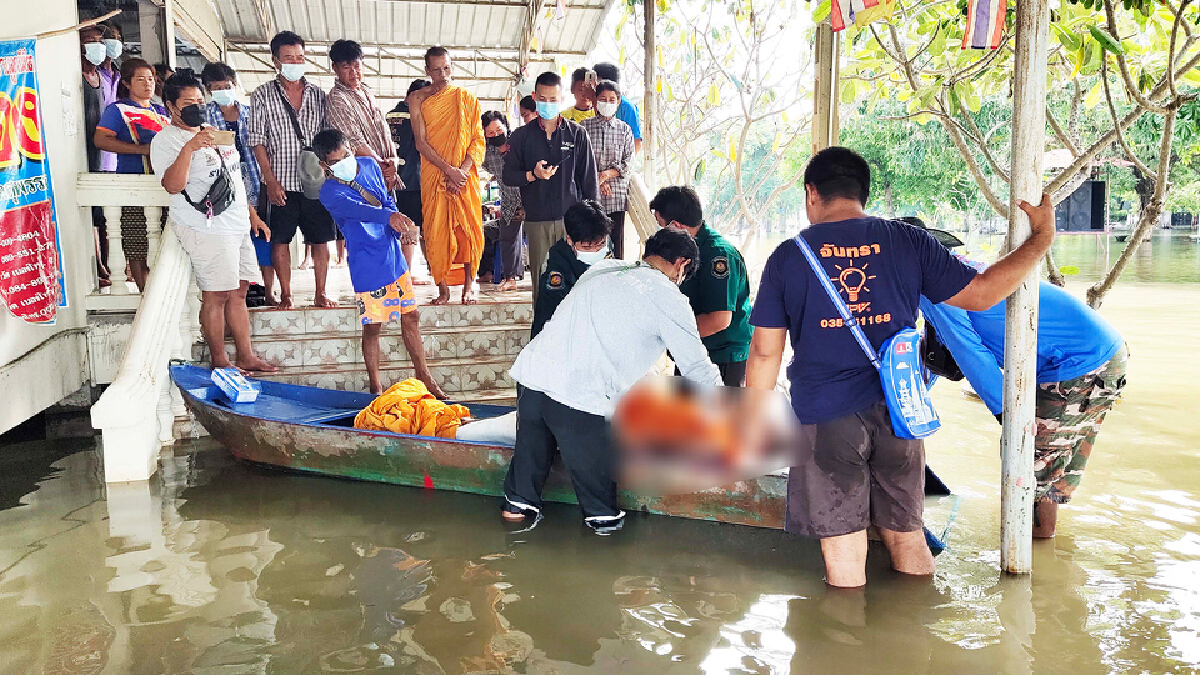 สลดพระว่ายน้ำไม่เป็น ขับเรือบิณฑบาตฝ่าน้ำท่วม ล่มจมน้ำมรณะ
