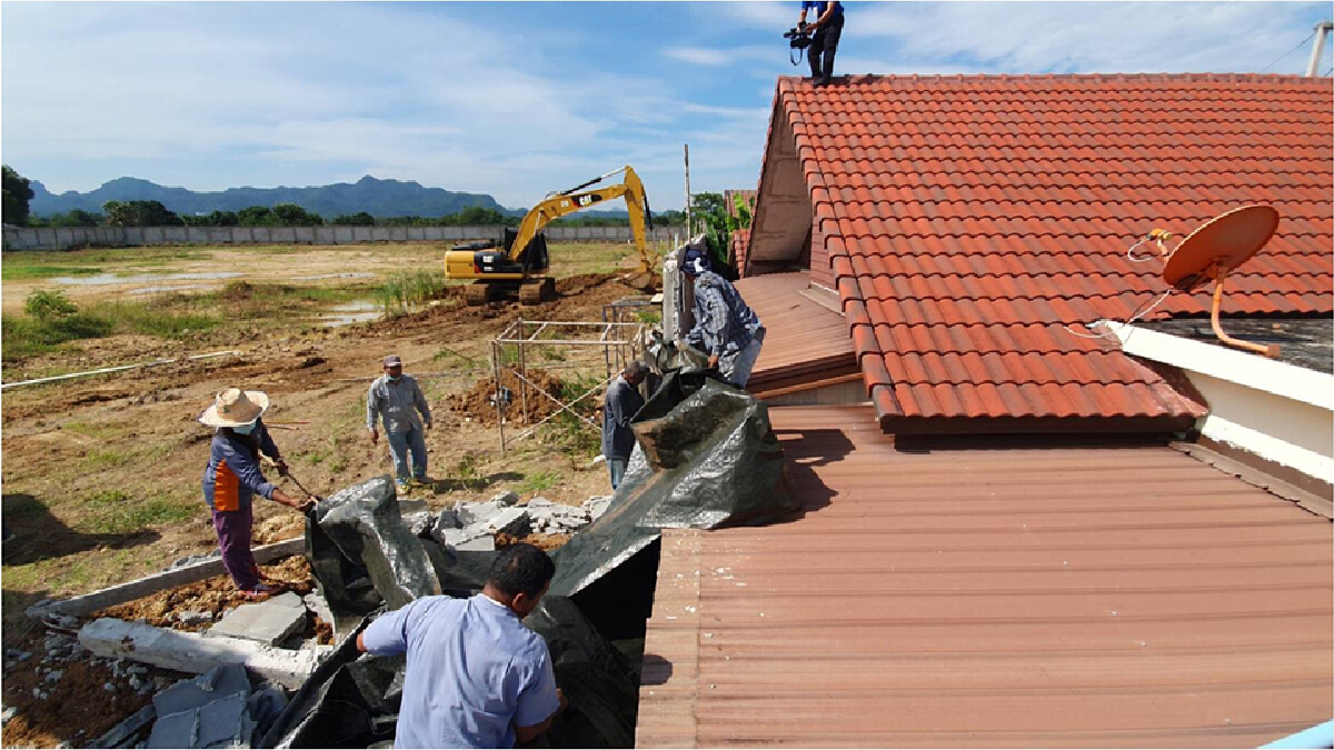 เจ้าของนำเครื่องจักรเข้ารื้อกำแพงสร้างมิดหลังคาเพื่อนบ้านแล้ว