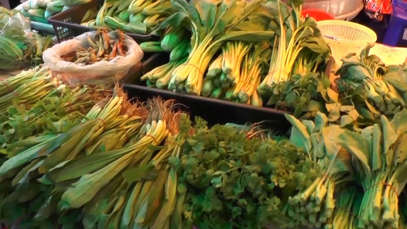 ผักสดขาดตลาดราคาพุ่งไม่หยุดผักชีแพงสุด กก.ละ 250 ผักสดขาดตลาดราคาพุ่งไม่หยุดผักชีแพงสุด กก.ละ 250