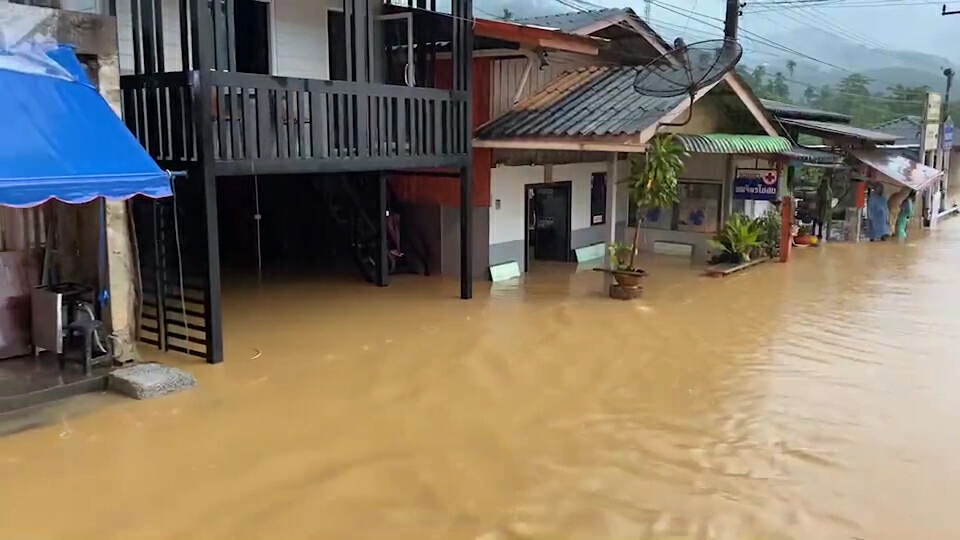 อ.กระบุรีน้ำท่วมสูงต่อเนื่องฝนตกหนักติดต่อเฝ้าระวังดินสไลด์ อ.กระบุรีน้ำท่วมสูงต่อเนื่องฝนตกหนักติดต่อเฝ้าระวังดินสไลด์
