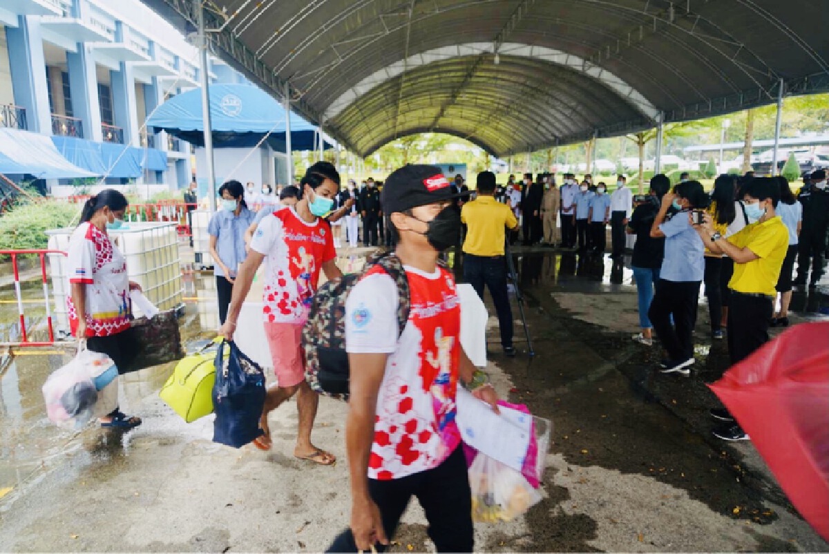 ปิดรพ.สนาม จ.สุราษฎร์ธานี ส่งผู้ป่วยชุดสุดท้ายกลับบ้าน ปิดรพ.สนาม จ.สุราษฎร์ธานี ส่งผู้ป่วยชุดสุดท้ายกลับบ้าน