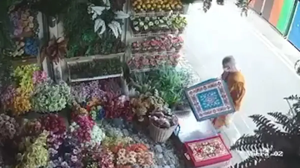 อึ้ง! วงจรปิดจับภาพ พระสงฆ์ ตระเวณขโมยของตลาดอินโดจีน ทั้งอาสนะ พระเครื่อง