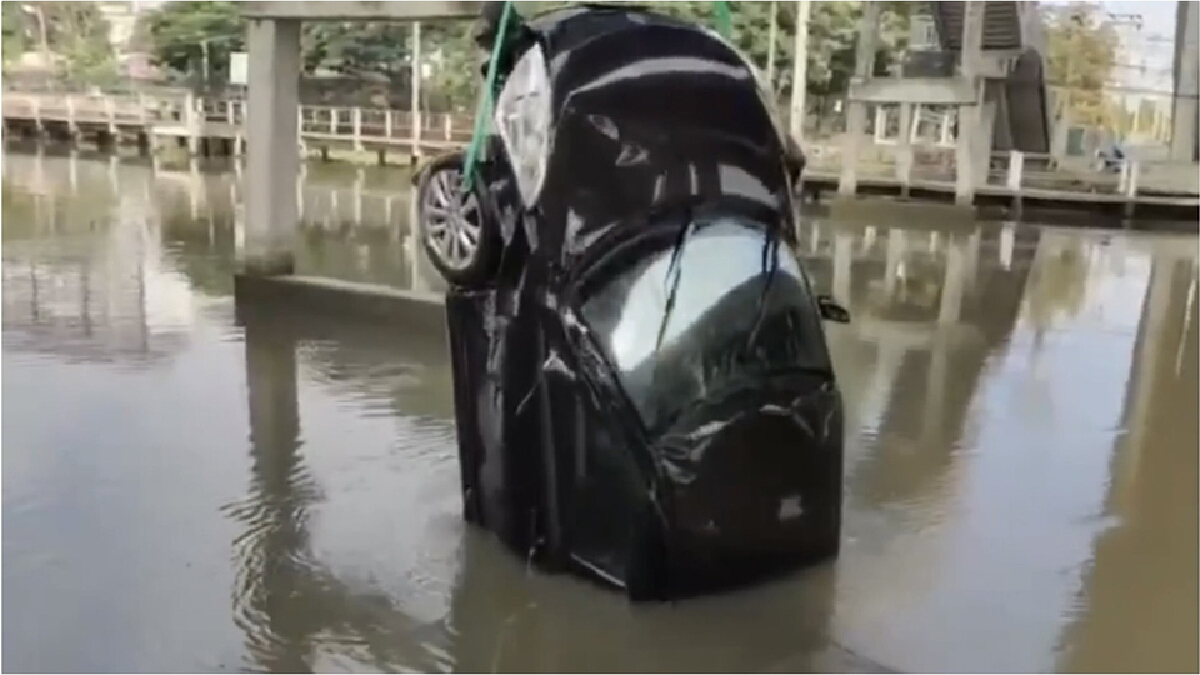 หนุ่มขับเก๋งเปิด Google Maps พาตกคลอง รอน้ำเต็มรถเปิดประตูว่ายเข้าฝั่ง
