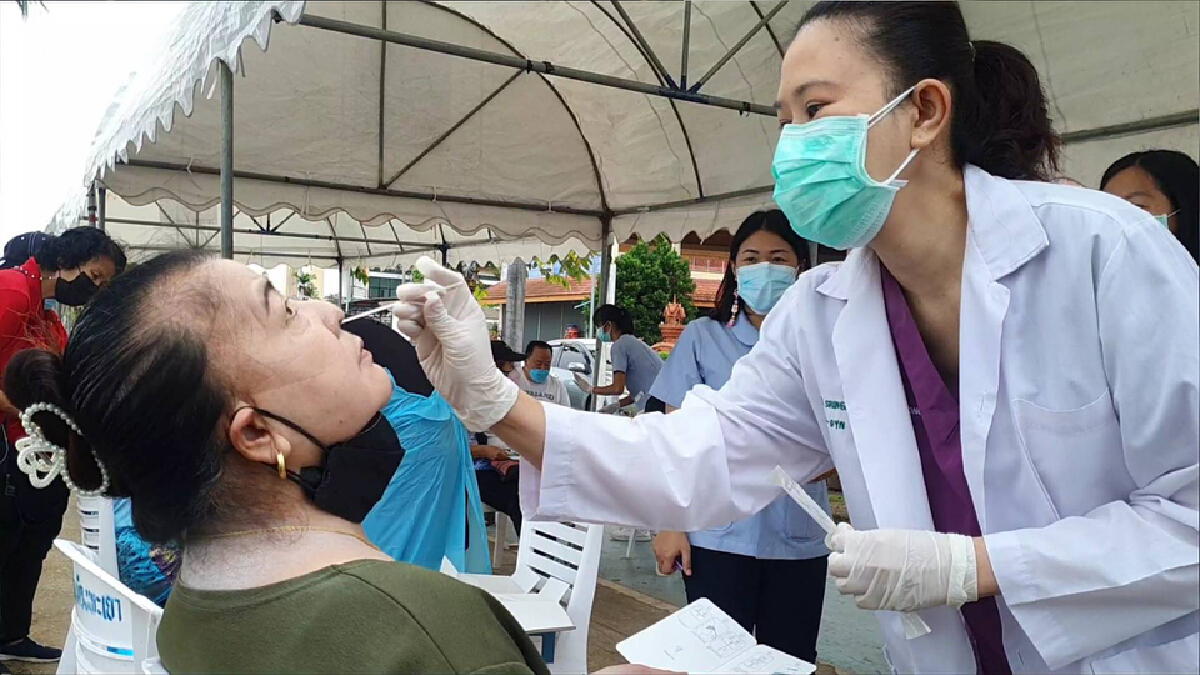 ตรวจฟรี! หาเชื้อโควิด-19 ริมกว๊านพะเยา ตรวจฟรี! หาเชื้อโควิด-19 ริมกว๊านพะเยา