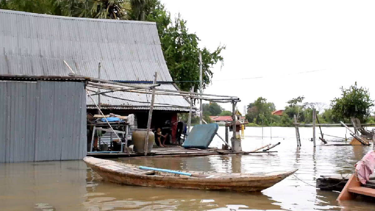 น้ำท่วมทุ่งชาวบ้านยังอ่วมตัดขาดโลกภายนอก น้ำท่วมทุ่งชาวบ้านยังอ่วมตัดขาดโลกภายนอก