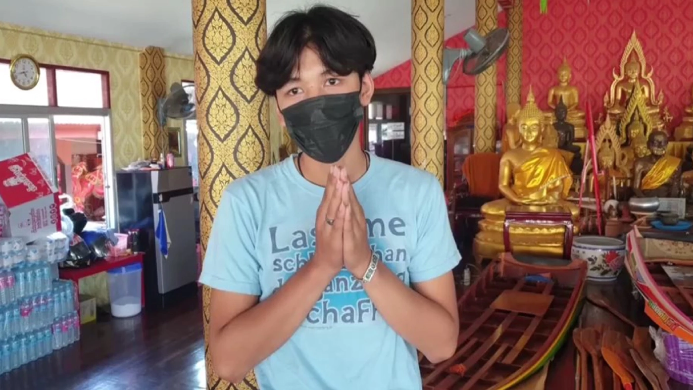 คลิปแต่งกายเป็นพระ ใส่หมวกกันน็อคเต้นโชว์สเต็ป