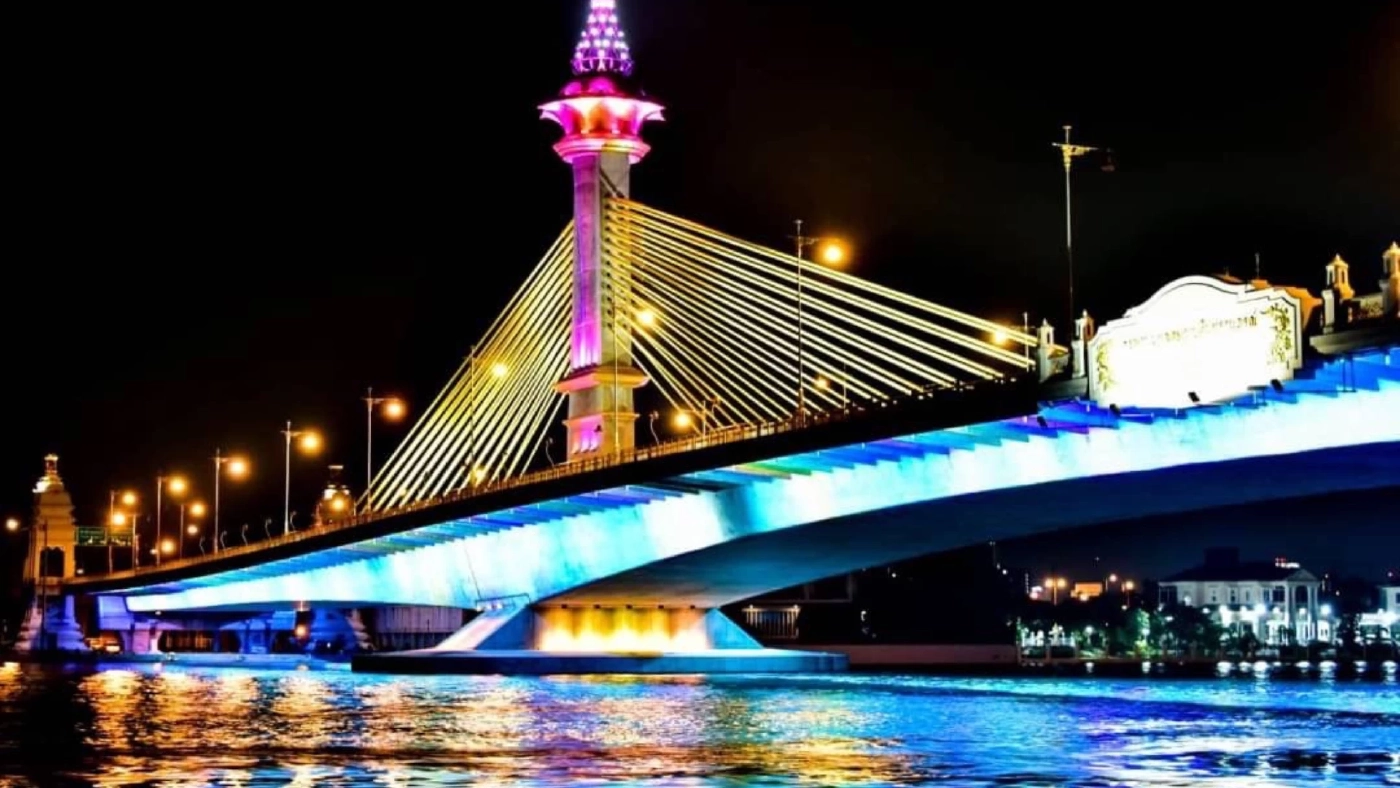 สีสันวันลอยกระทง ชมทัศนียภาพไฟประดับสะพานข้ามแม่น้ำเจ้าพระยา (คลิป)