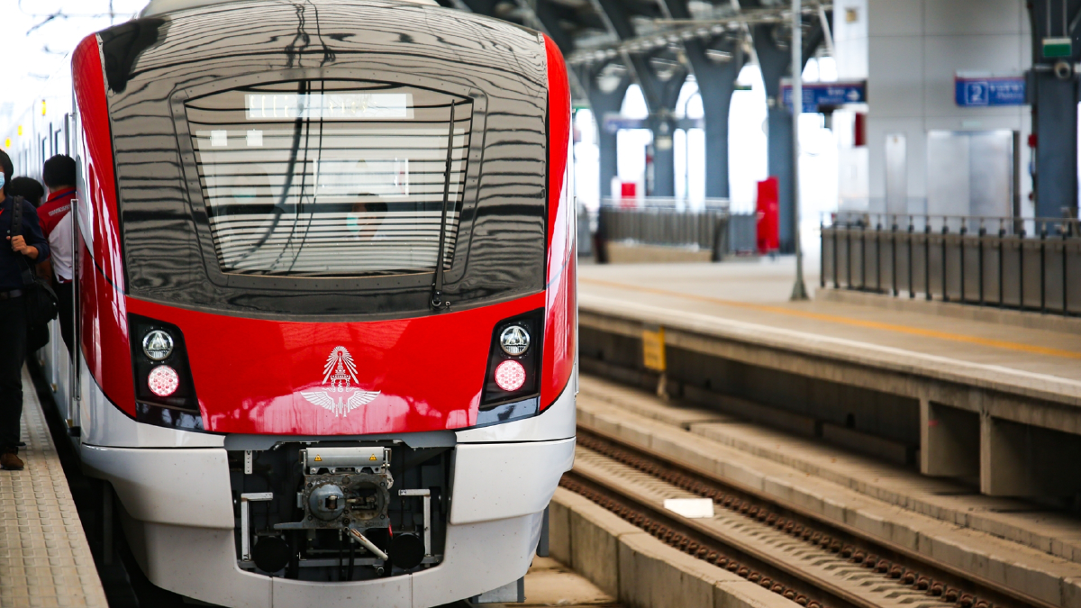 ‘รถไฟฟ้าสายสีแดง‘ เตรียมเก็บค่าโดยสารปลาย พ.ย.นี้