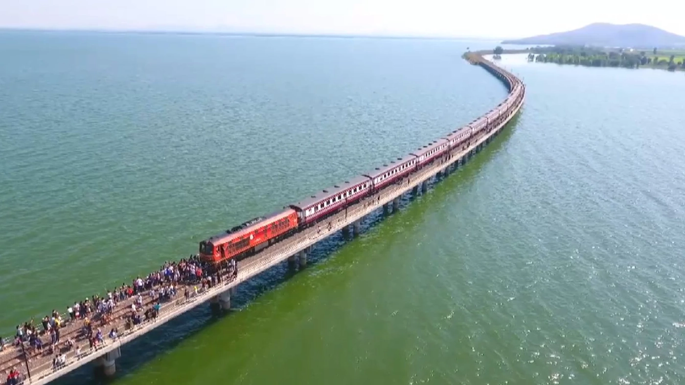 “รถไฟลอยน้ำ” เขื่อนป่าสักชลสิทธิ์ เที่ยวแรกเริ่มแล้ว!