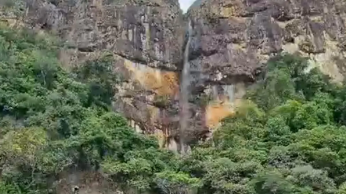 “น้ำตกกลางทะเล”เกาะรอก หนึ่งปีมีแค่ครั้งเดียว