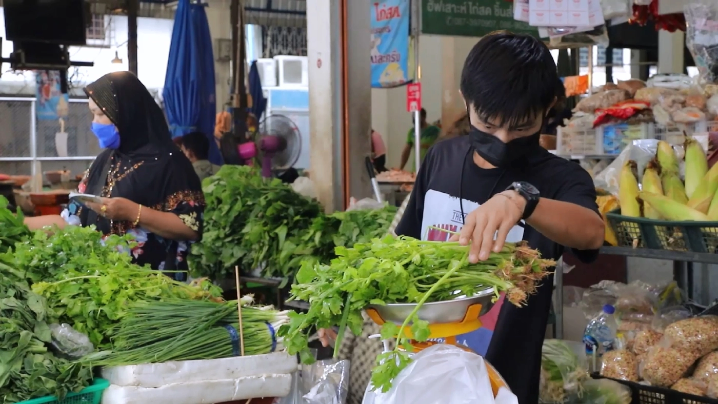 แม่ค้าแผงผักโอด ลูกค้าบ่นผักแพง ผลพวงน้ำท่วม-ราคาน้ำมัน แม่ค้าแผงผักโอด ลูกค้าบ่นผักแพง ผลพวงน้ำท่วม-ราคาน้ำมัน