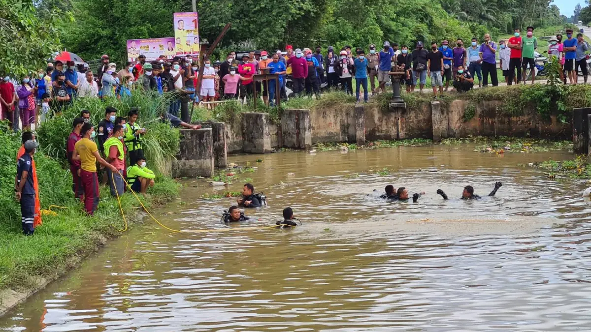 สลด! หนุ่มลงเก็บเหรียญในกระทง พลาดถูกดูดเข้าท่อระบายน้ำจมดับ