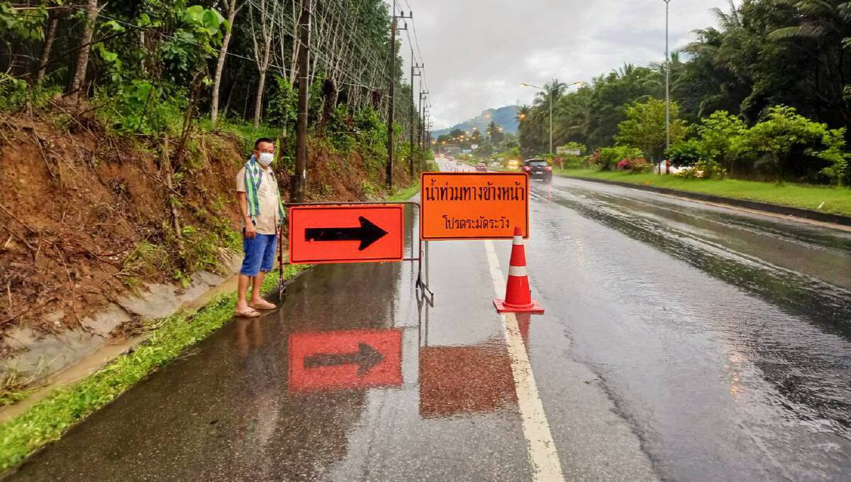 ฝนตกต่อเนื่องน้ำป่าหลากท่วมถนนสายหลัก-รอง เมืองพัทลุงพังเสียหาย ฝนตกต่อเนื่องน้ำป่าหลากท่วมถนนสายหลัก-รอง เมืองพัทลุงพังเสียหาย