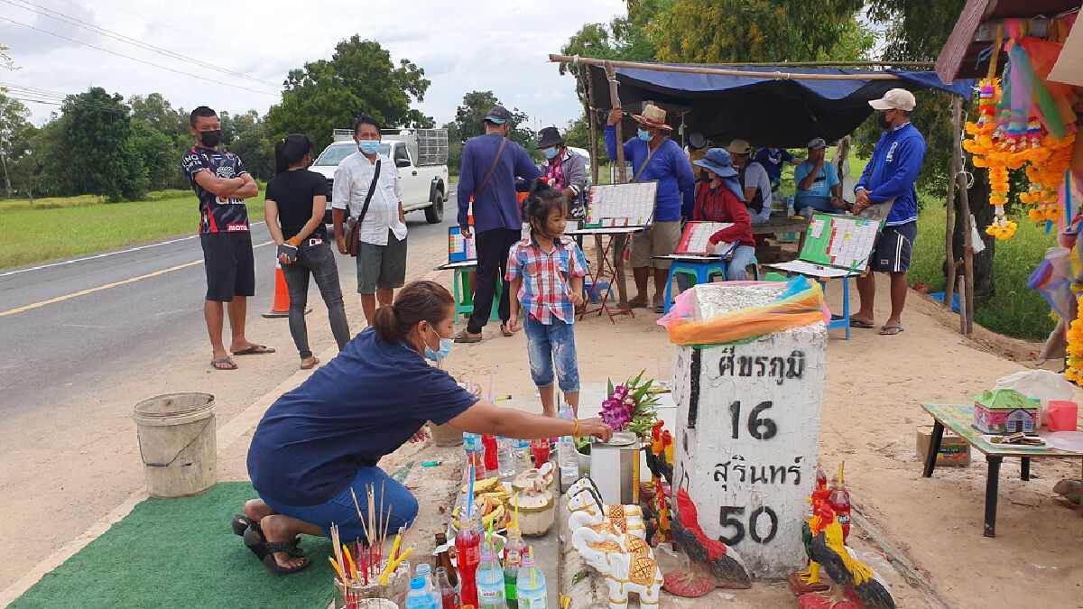 แห่ขอหวยหลักกิโลเฮี้ยน ให้เลขเด็ดถูกแล้ว 15 งวด