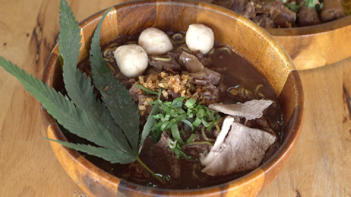 ก๋วยเตี๋ยวชามไม้ใส่กัญชา เมนูเด็ดสร้างรายได้โดนใจสายเขียว