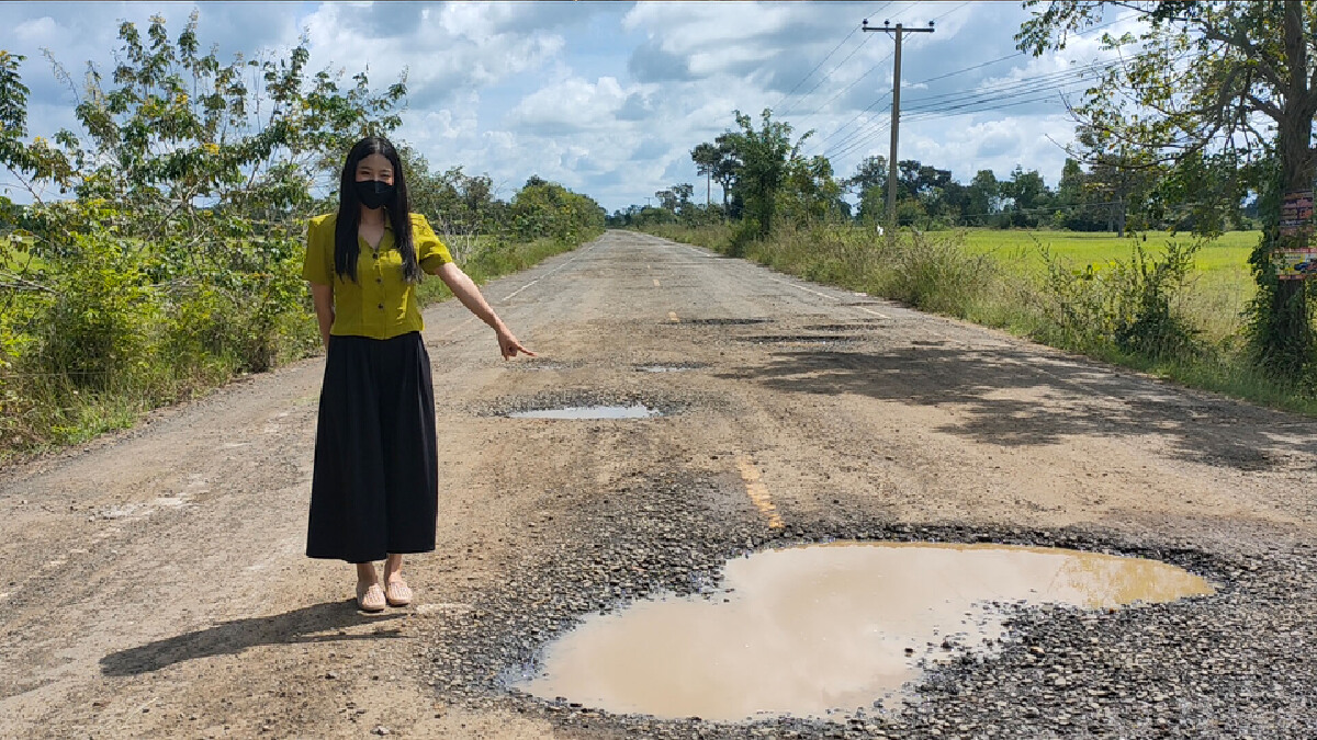 ครูสาวไม่ทน โพสต์โวยถนนสุดห่วยหลังพ่อประสบอุบัติเหตุไตฉีกต้องส่ง รพ.