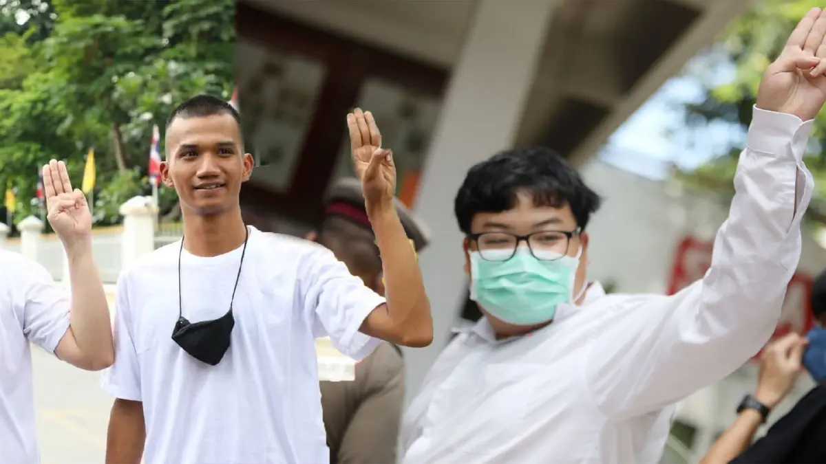 “เพนกวิน-ไมค์ ระยอง” ถูกเบิกตัวออกศาลอาญากรุงเทพใต้วันนี้ “เพนกวิน-ไมค์ ระยอง” ถูกเบิกตัวออกศาลอาญากรุงเทพใต้วันนี้