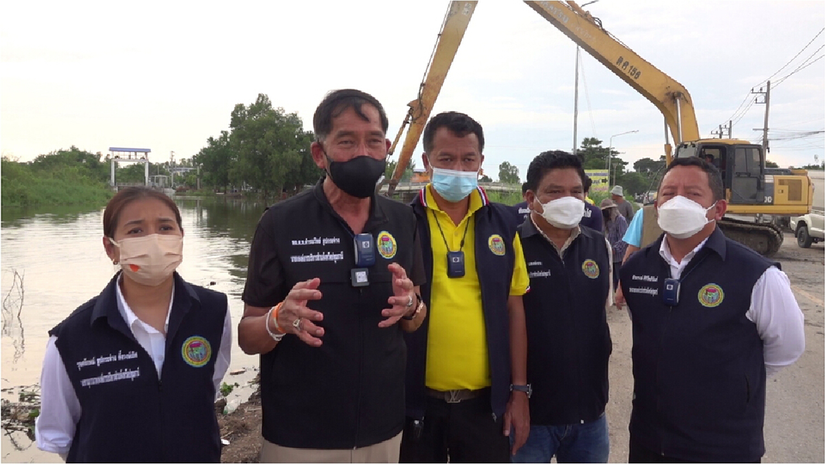 บิ๊กแจ๊ส สั่งวางถุงบิ๊กแบ็คอุดน้ำมุดท่อเก่าใต้ถนนท่วม 150 หลังสำเร็จ 