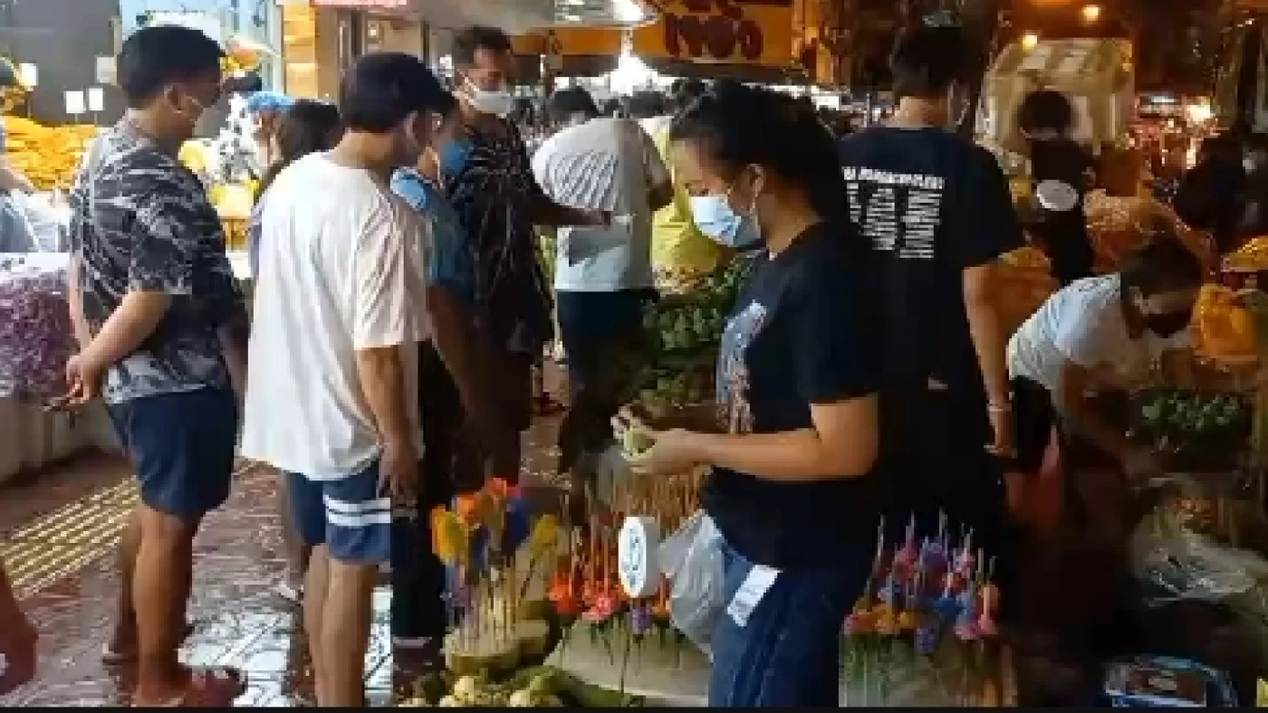 ปากคลองตลาดคึกคัก รับคืนลอยกระทง แต่แม่ค้าบ่น อุบ คนซื้อน้อย