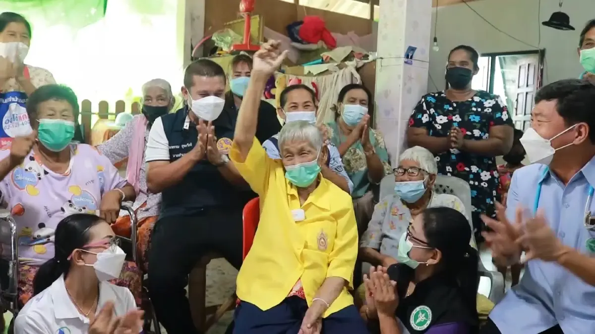 เฮลั่นบาง!! ยายทวด85ปี ป่วยติดเตียง ฉีดวัคซีนเข็มแรกลุกเดินปร๋อ