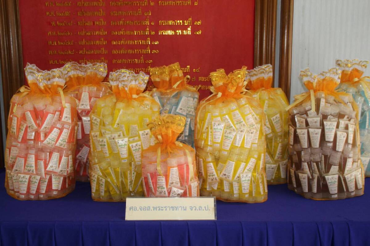 ในหลวง-พระราชินีพระราชทานเจลแอลกอฮอล์แก่ชาวลำปาง