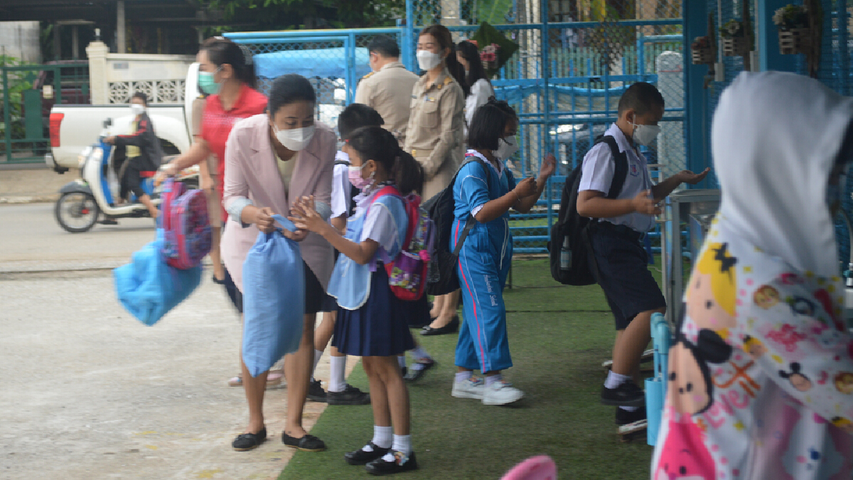 เลยเปิดเทอมแบบวันคู่คี่ภายใต้มาตรการป้องกันโควิดเข้ม เลยเปิดเทอมแบบวันคู่คี่ภายใต้มาตรการป้องกันโควิดเข้ม