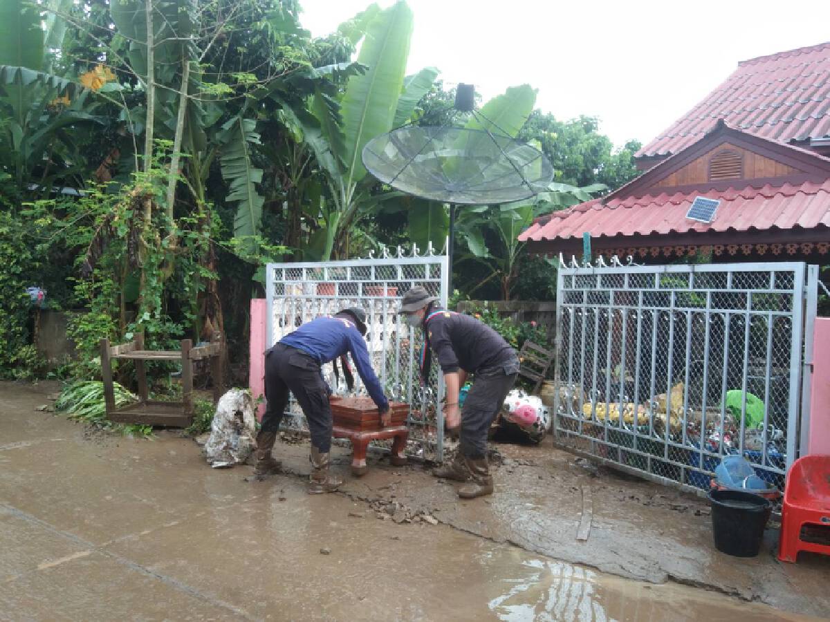 น้ำป่าซัดบ้านเรือนเสียหาย 17 หลังชาวบ้านย้ายข้าวของไม่ทัน