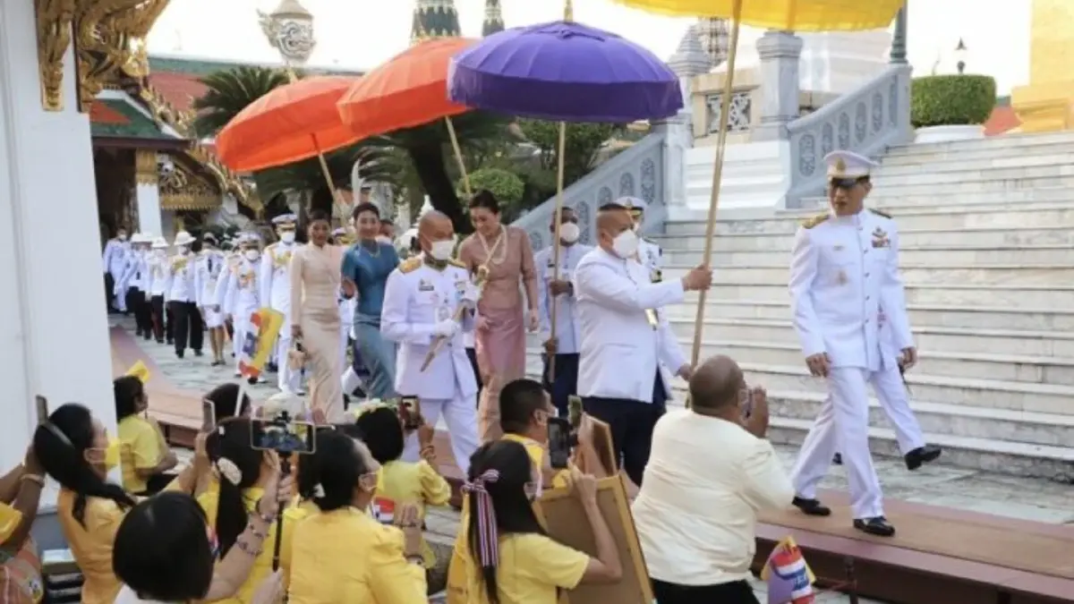 "ในหลวง-พระราชินี" เสด็จฯ ทรงเปลี่ยนเครื่องทรง "พระแก้วมรกต" สำหรับฤดูหนาว