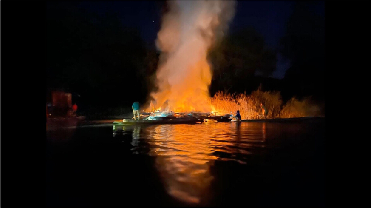 เผาวอดเรือนแพ 3 หลังคาดวางเพลิง ปมเหตุขอหย่าร้างสามี เผาวอดเรือนแพ 3 หลังคาดวางเพลิง ปมเหตุขอหย่าร้างสามี