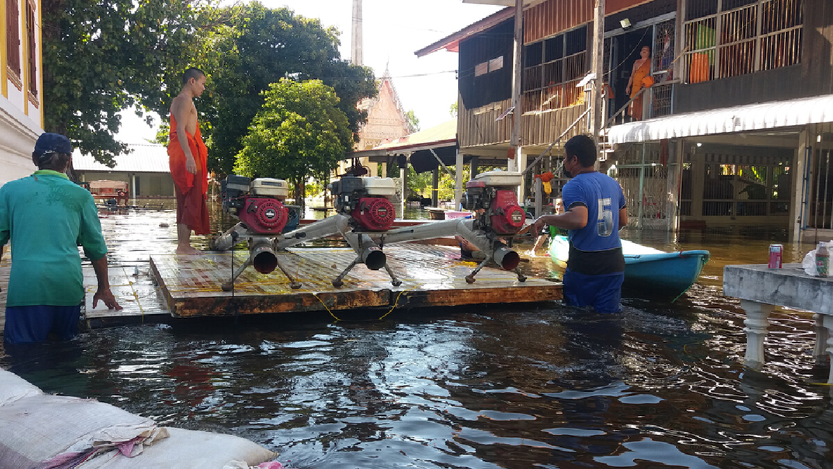 ชาวบ้านยังเดือดร้อนกั้นกระสอบทรายสูงกว่า1เมตร ชาวบ้านยังเดือดร้อนกั้นกระสอบทรายสูงกว่า1เมตร