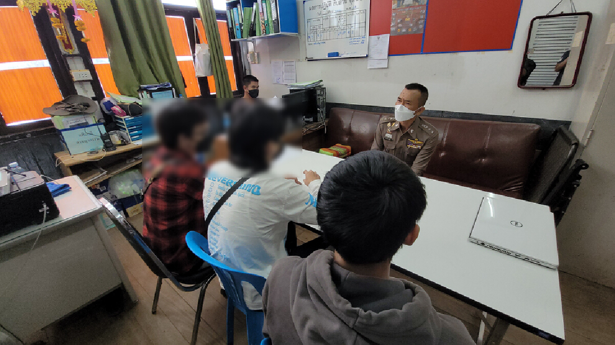 รวบ 3 หนุ่มเมายาแก้ปวดตระเวนลักทรัพย์บ้านเพื่อนก่อนถูกรวบคาบ้านพัก รวบ 3 หนุ่มเมายาแก้ปวดตระเวนลักทรัพย์บ้านเพื่อนก่อนถูกรวบคาบ้านพัก