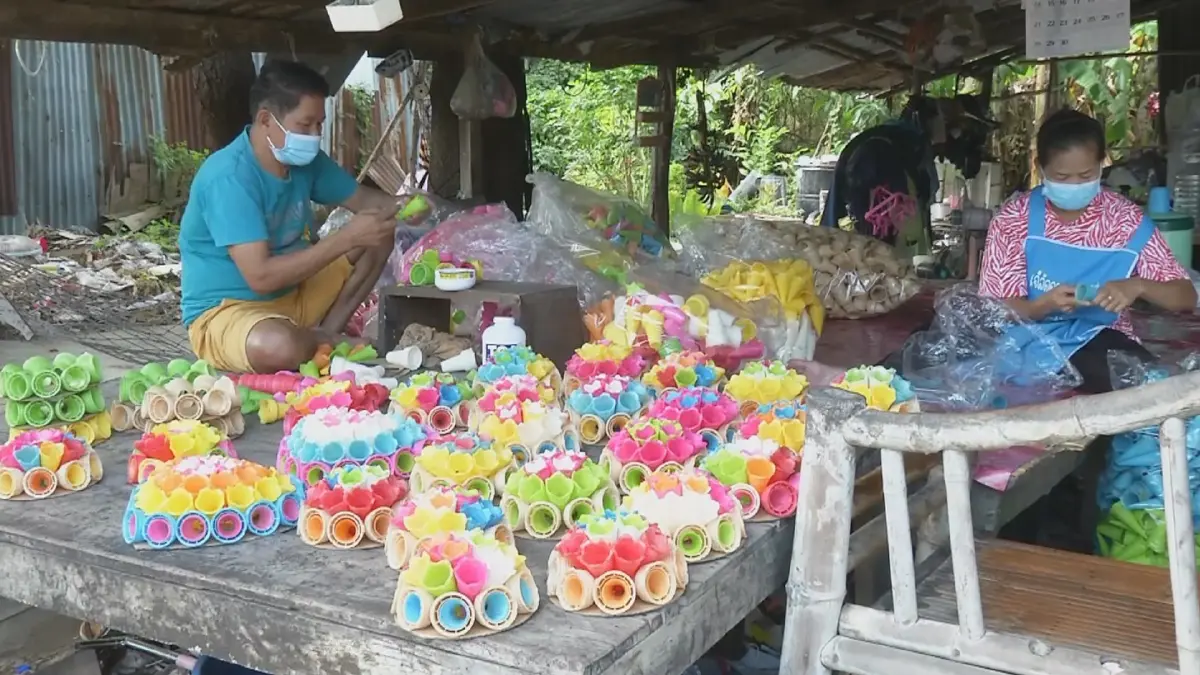 ออเดอร์เพียบ! โรงงานเร่งผลิตกระทงกรวยไอศกรีมสีสัน ส่งขายวันลอยกระทง ออเดอร์เพียบ! โรงงานเร่งผลิตกระทงกรวยไอศกรีมสีสัน ส่งขายวันลอยกระทง
