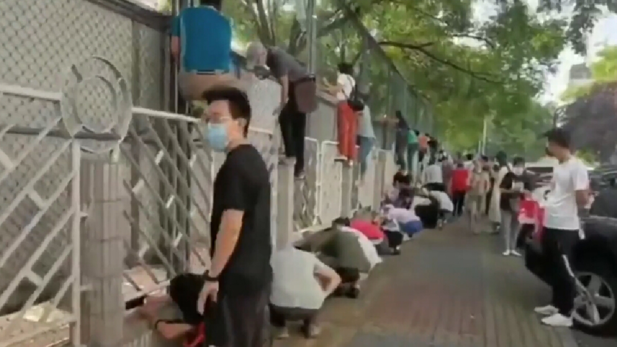 พ่อแม่ชาวจีนห่วงลูกถึงขั้นปีนรั้วโรงเรียนดู พ่อแม่ชาวจีนห่วงลูกถึงขั้นปีนรั้วโรงเรียนดู