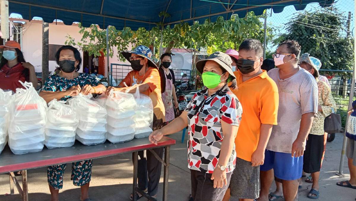 โคราชน้ำท่วมในพื้นที่อำเภอพิมายปริมาณน้ำเริ่มลดลงกู้ภัยแจกข้าวกล่อง โคราชน้ำท่วมในพื้นที่อำเภอพิมายปริมาณน้ำเริ่มลดลงกู้ภัยแจกข้าวกล่อง