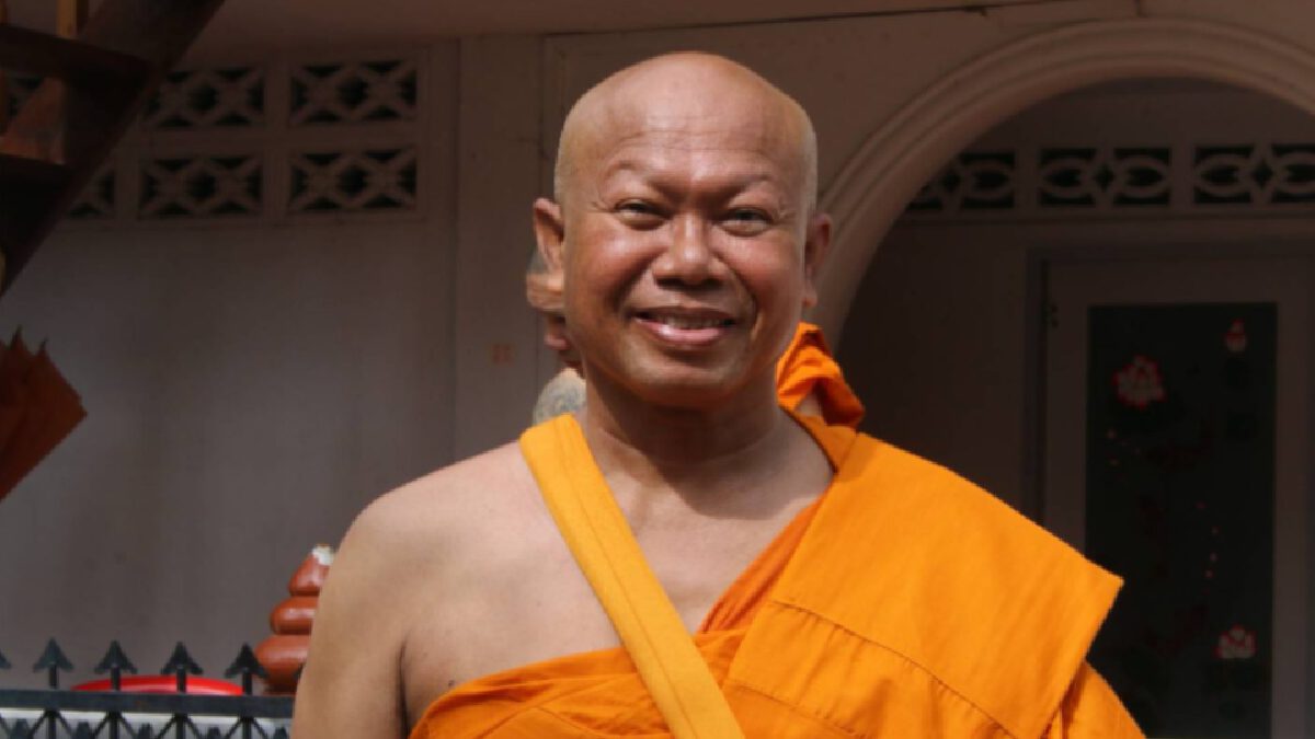 แฟนคลับแห่ส่ง "ครูปรีชา" ขอลาบวชเป็นพระสงฆ์ 9 วัน หวังศึกษาธรรมะ แฟนคลับแห่ส่ง "ครูปรีชา" ขอลาบวชเป็นพระสงฆ์ 9 วัน หวังศึกษาธรรมะ