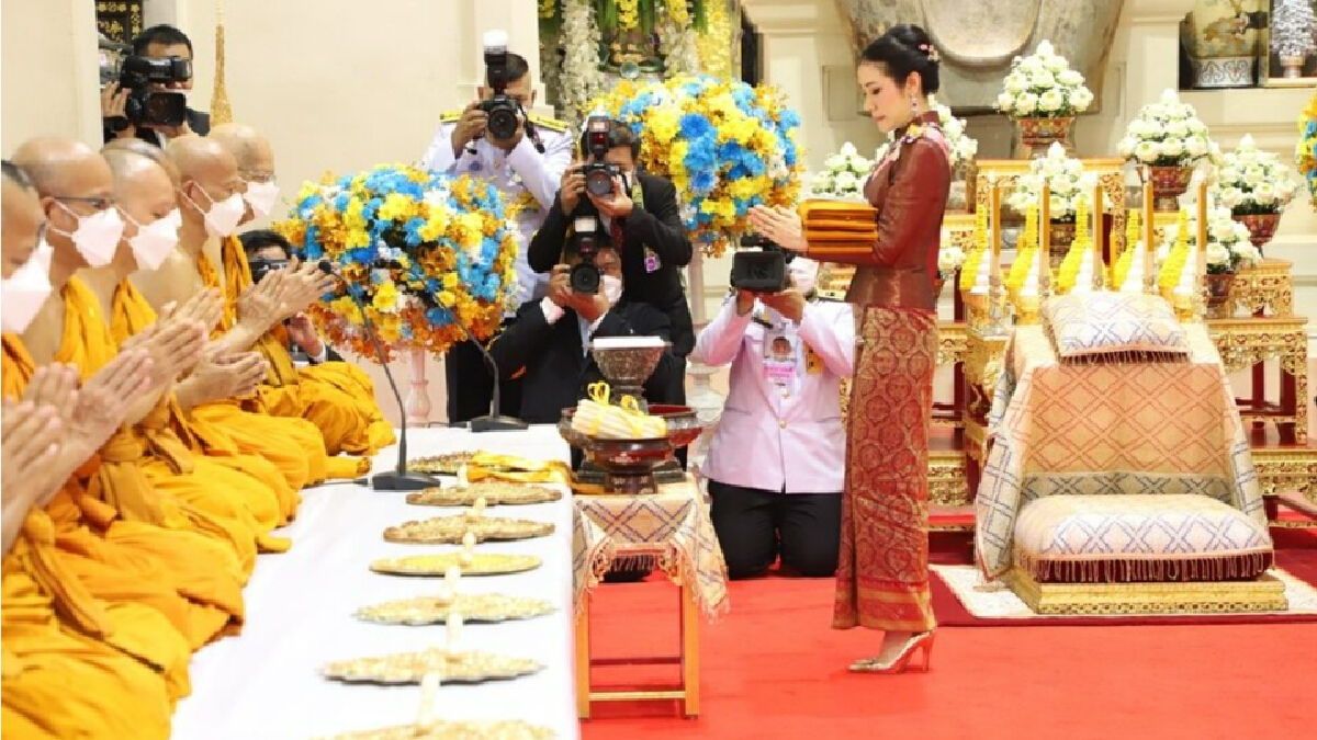 ในหลวง โปรดเกล้าฯ เจ้าคุณพระสินีนาฏ เป็นผู้แทนพระองค์ถวายผ้าพระกฐิน ในหลวง โปรดเกล้าฯ เจ้าคุณพระสินีนาฏ เป็นผู้แทนพระองค์ถวายผ้าพระกฐิน