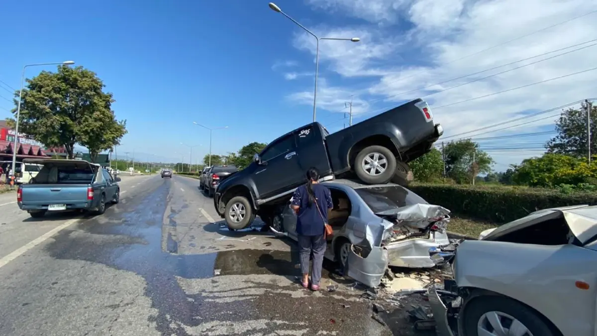 ชนสนั่น 5 คันรวด แยกทางขึ้นเขาค้อ สุดเซ็งเพิ่งออกรถใหม่ไปเลือกตั้งอบต. ชนสนั่น 5 คันรวด แยกทางขึ้นเขาค้อ สุดเซ็งเพิ่งออกรถใหม่ไปเลือกตั้งอบต.