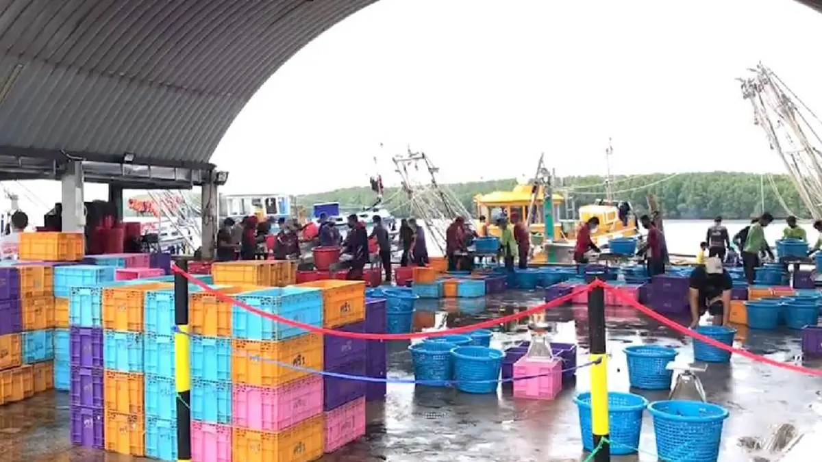 กระบี่คลัสเตอร์ใหม่โผล่อีกแล้ว ลูกเรือแพปลาติดเชื้อแล้ว 60 ราย กระบี่คลัสเตอร์ใหม่โผล่อีกแล้ว ลูกเรือแพปลาติดเชื้อแล้ว 60 ราย